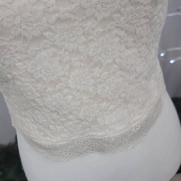 Abercrombie & Fitch Lace Sleeveless Crop Top [SIZE MEDIUM]‎ - Picture 2 of 5